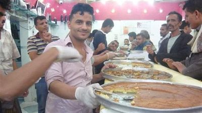 شاب يعمل في محل حلويات