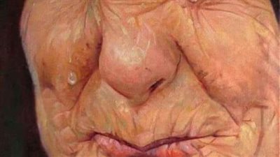 رجل ابكي والدته