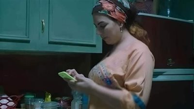 اخذ الزوج هاتف زوجته المشابه لهاتفه