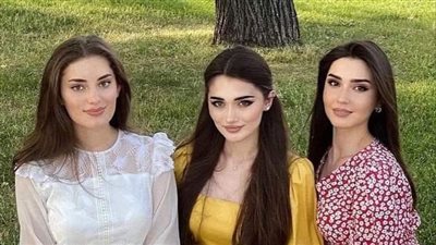 رجل تزوج ثلاث فتيات