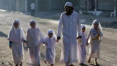 اب توفت زوجته ولديه خمس بنات