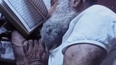 شيخ كان قاعد في المسجد 
