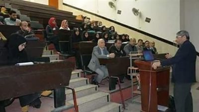 نقاش في احدي الجامعات 