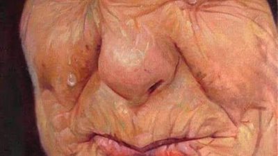رجل ابكي والدته
