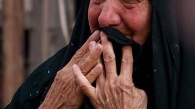 رجل يعرض امه للبيع